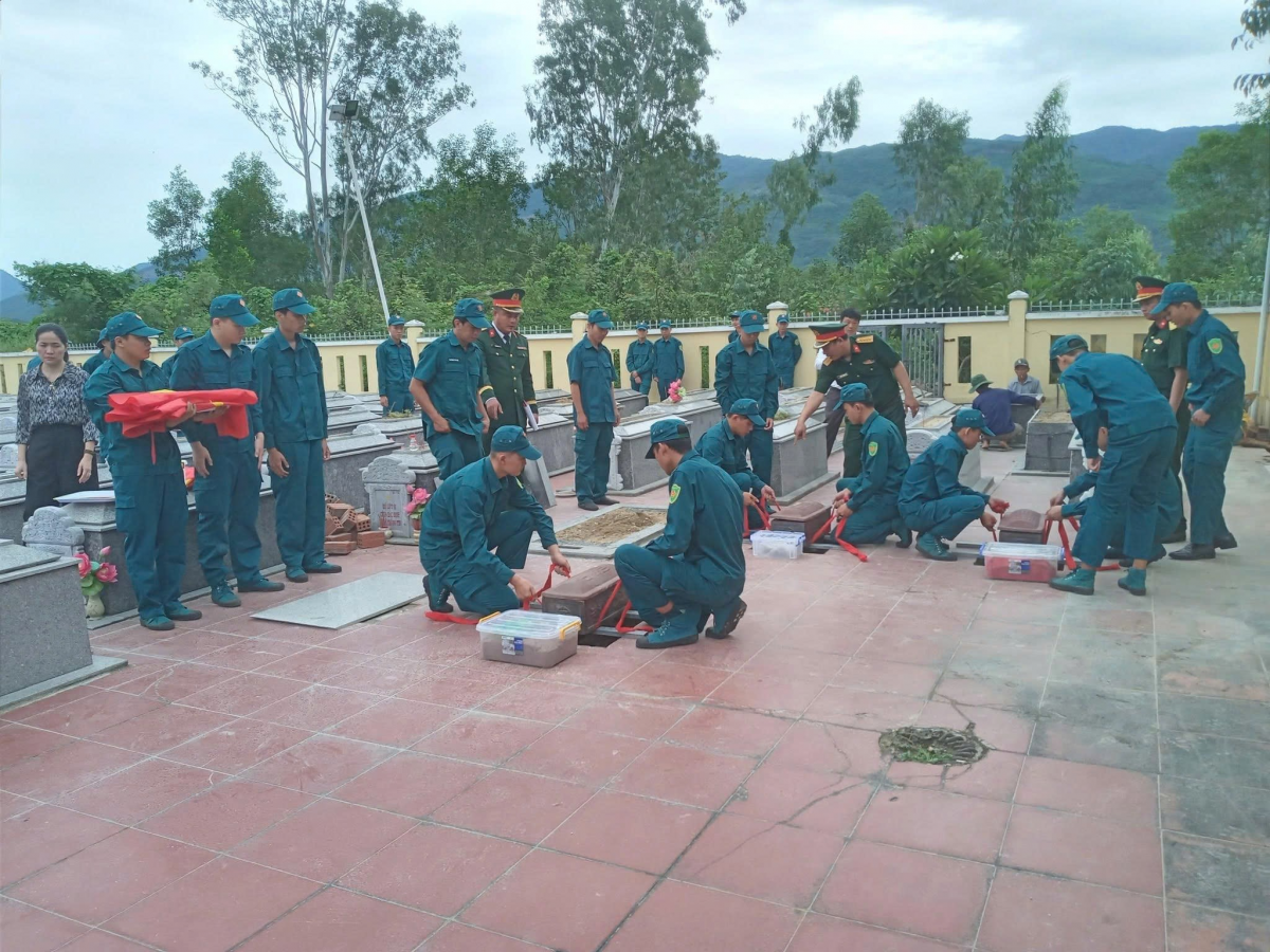 Những dấu tích chiến tranh được tìm thấy, nối dài hành trình đưa các anh trở về với đồng đội.