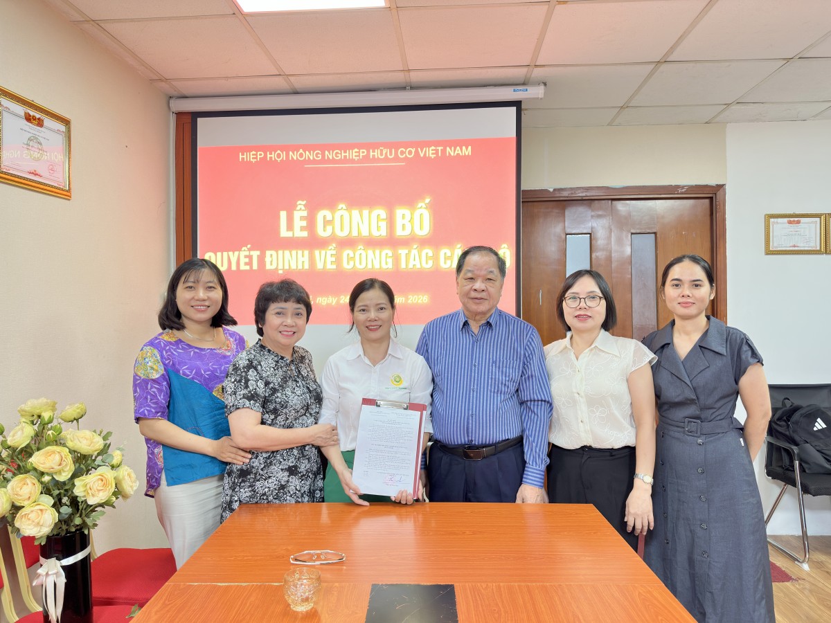 Các đại biểu chụp ảnh lưu niệm cùng bà Mai Thị Lan Hương tại lễ công bố và trao quyết định bổ nhiệm Phó Giám đốc Bio-TCORTS.