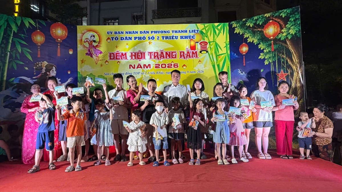 Hà Nội: Tổ dân phố số 2 Triều Khúc trao 600 suất quà Trung thu cho thiếu nhi