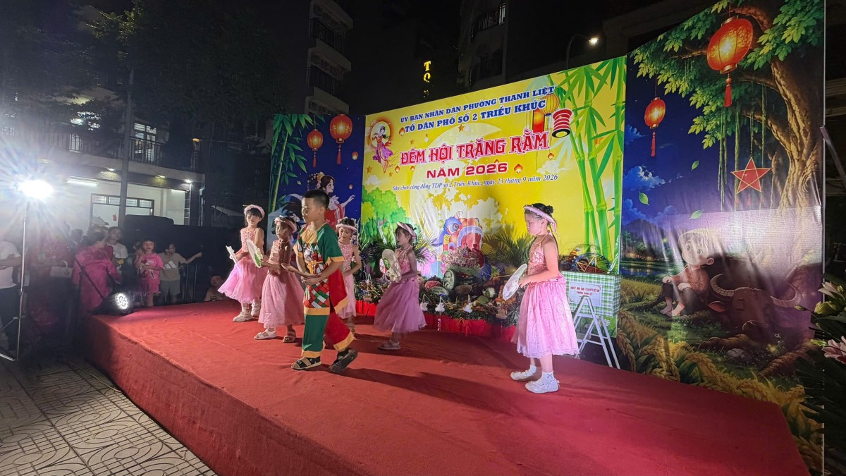 Hà Nội: Tổ dân phố số 2 Triều Khúc trao 600 suất quà Trung thu cho thiếu nhi