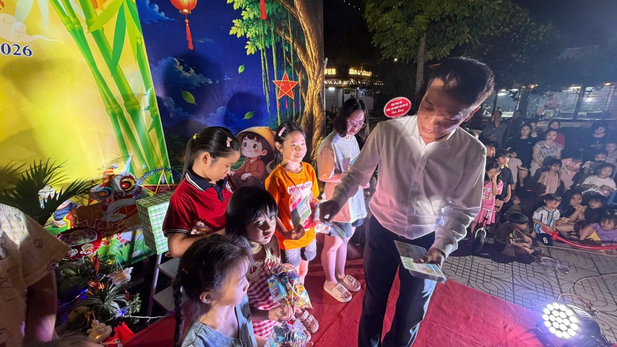 Hà Nội: Tổ dân phố số 2 Triều Khúc trao 600 suất quà Trung thu cho thiếu nhi