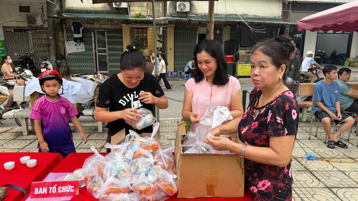 Hà Nội: Tổ dân phố số 2 Triều Khúc trao 600 suất quà Trung thu cho thiếu nhi