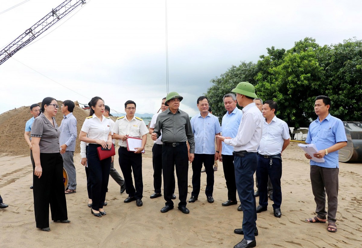 Chủ tịch Nghệ An kiểm tra công tác quản lý, khai thác khoáng sản trên sông Lam