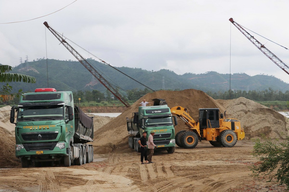 Chủ tịch Nghệ An kiểm tra công tác quản lý, khai thác khoáng sản trên sông Lam