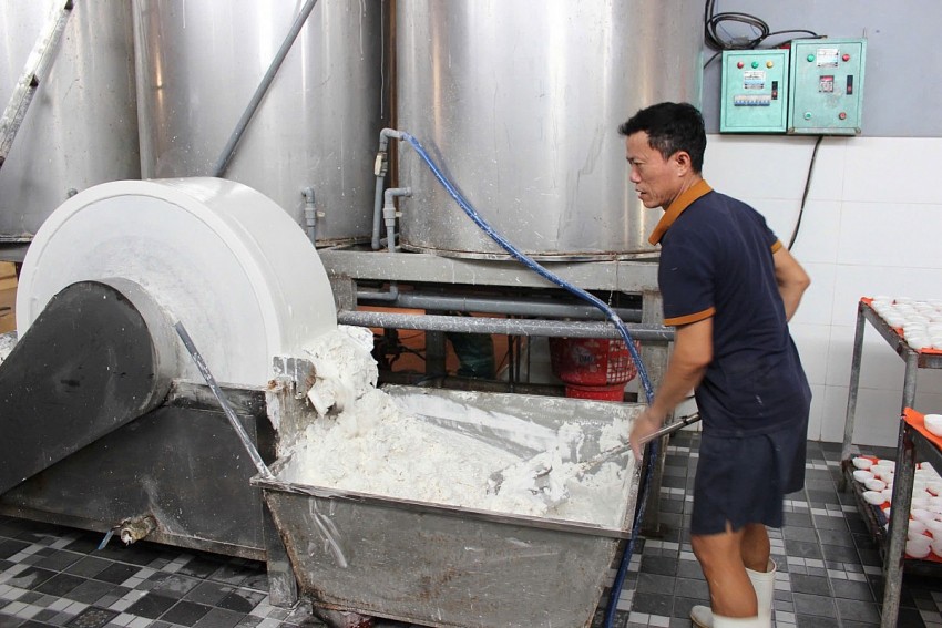Những năm gần đây nhiều hộ gia đình như anh Trịnh Thanh Đàm đưa máy móc vào sản xuất để giảm chi phí nhân công, tăng năng suất lao động nhưng vẫn giữ nguyên các công đoạn làm bún truyền thống. 