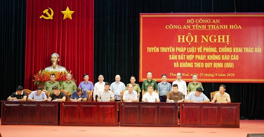 Đại diện ngư dân ký cam kết chấp hành các quy định trong khai thác thủy sản