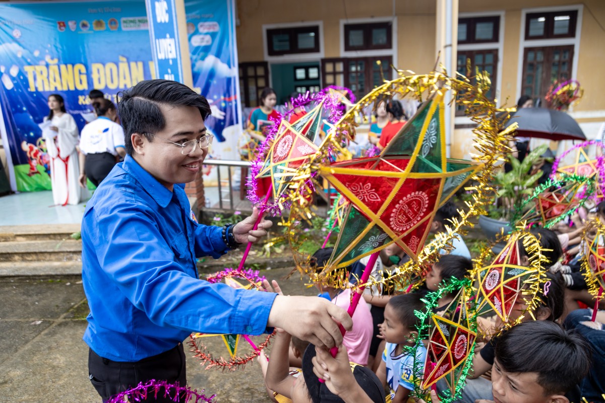 Trăng đoàn viên - Kết nối trái tim - Lan tỏa yêu thương nơi biên giới A Lưới