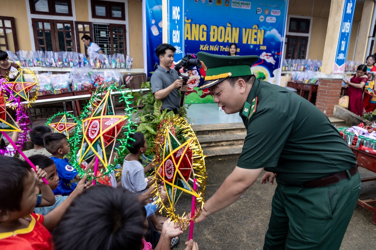 Trăng đoàn viên - Kết nối trái tim - Lan tỏa yêu thương nơi biên giới A Lưới