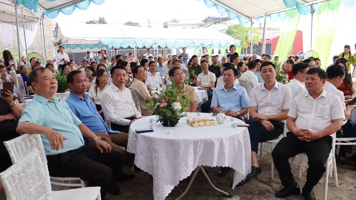 Toàn cảnh lễ khai trương trụ sở chính, công bố hoạt động và xúc tiến thương mại của HTX Trà và Du lịch sinh thái Vạn Phú.