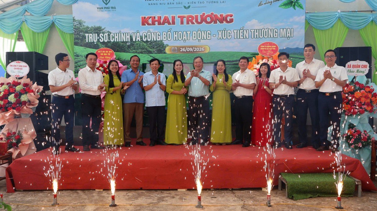 Các đại biểu chúc mừng HTX Trà và Du lịch sinh thái Vạn Phú nhân dịp khai trương trụ sở chính.