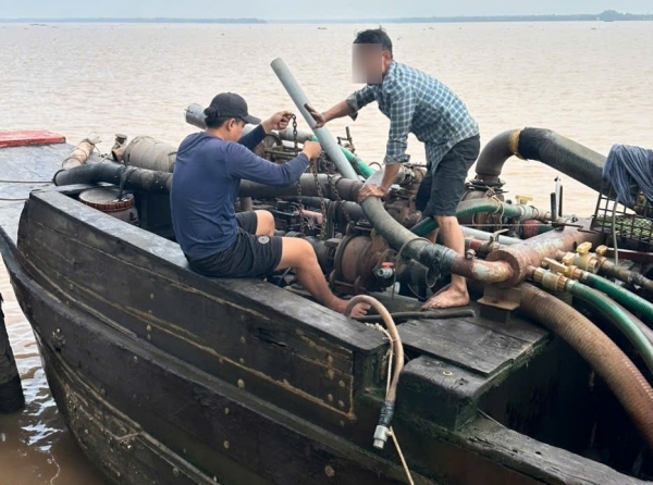 Vĩnh Long: Phát hiện hai phương tiện chứa hơn 24 m³ cát không rõ nguồn gốc trên sông Hàm Luông