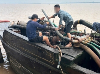 Vĩnh Long: Phát hiện hai phương tiện chứa hơn 24 m³ cát không rõ nguồn gốc trên sông Hàm Luông