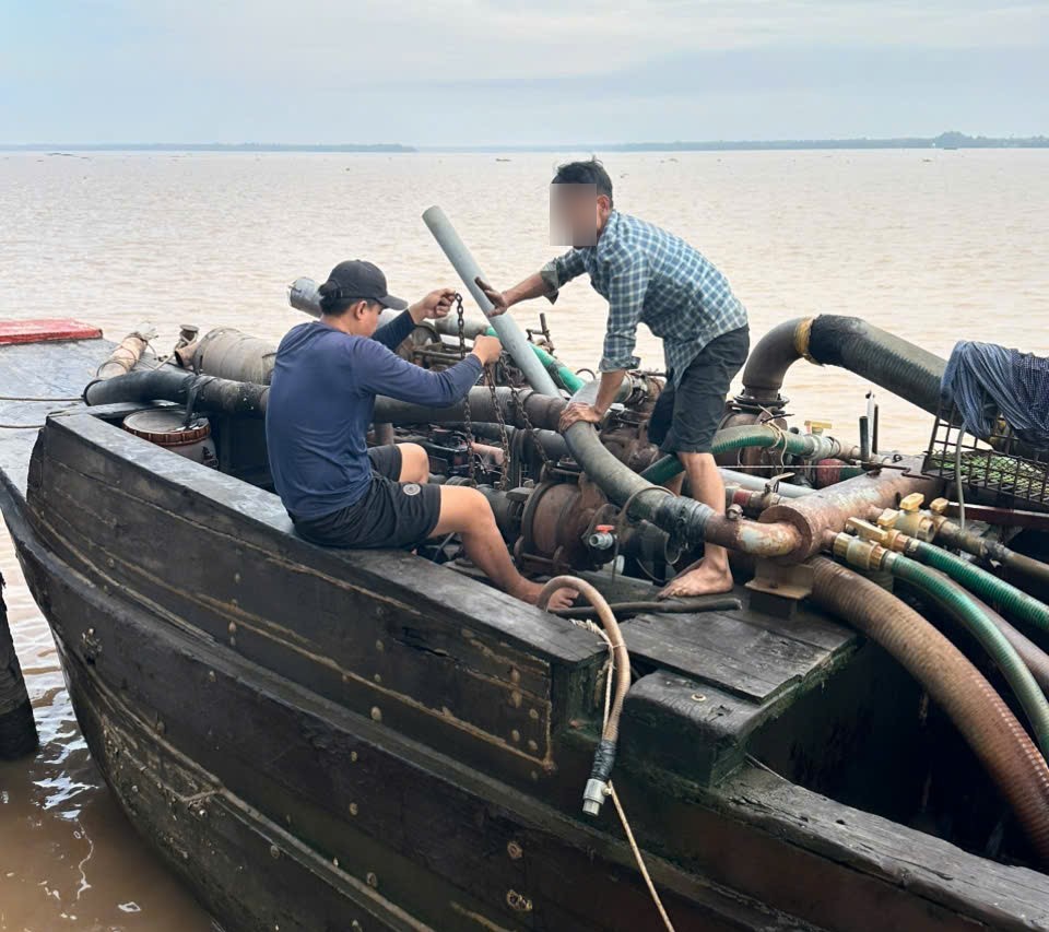 Vĩnh Long: Phát hiện hai phương tiện chứa hơn 24 m³ cát không rõ nguồn gốc trên sông Hàm Luông
