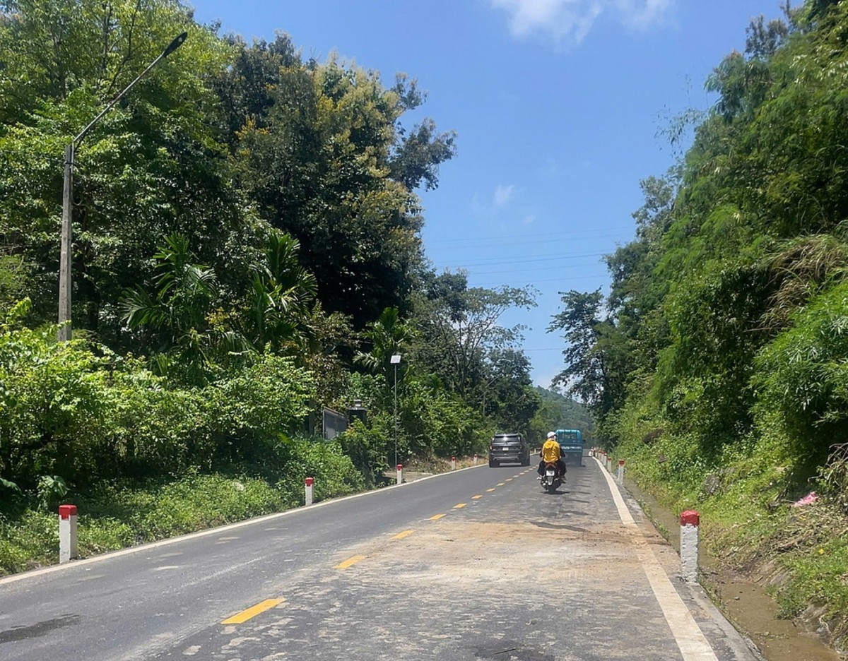 Đắk Lắk: Kịp thời xử lý tảng đá lớn lăn xuống mặt đường quốc lộ 27