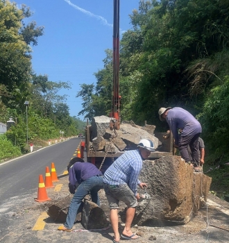 Đắk Lắk: Kịp thời xử lý tảng đá lớn lăn xuống mặt đường quốc lộ 27