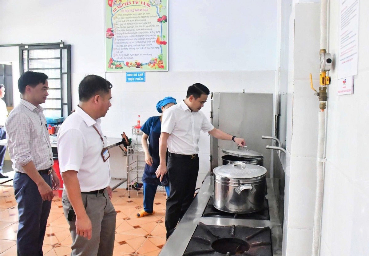 Lâm Đồng: Bí thư Đảng ủy xã Đức An kiểm tra công tác tổ chức bếp ăn bán trú tại Trường Mầm non Sơn Ca