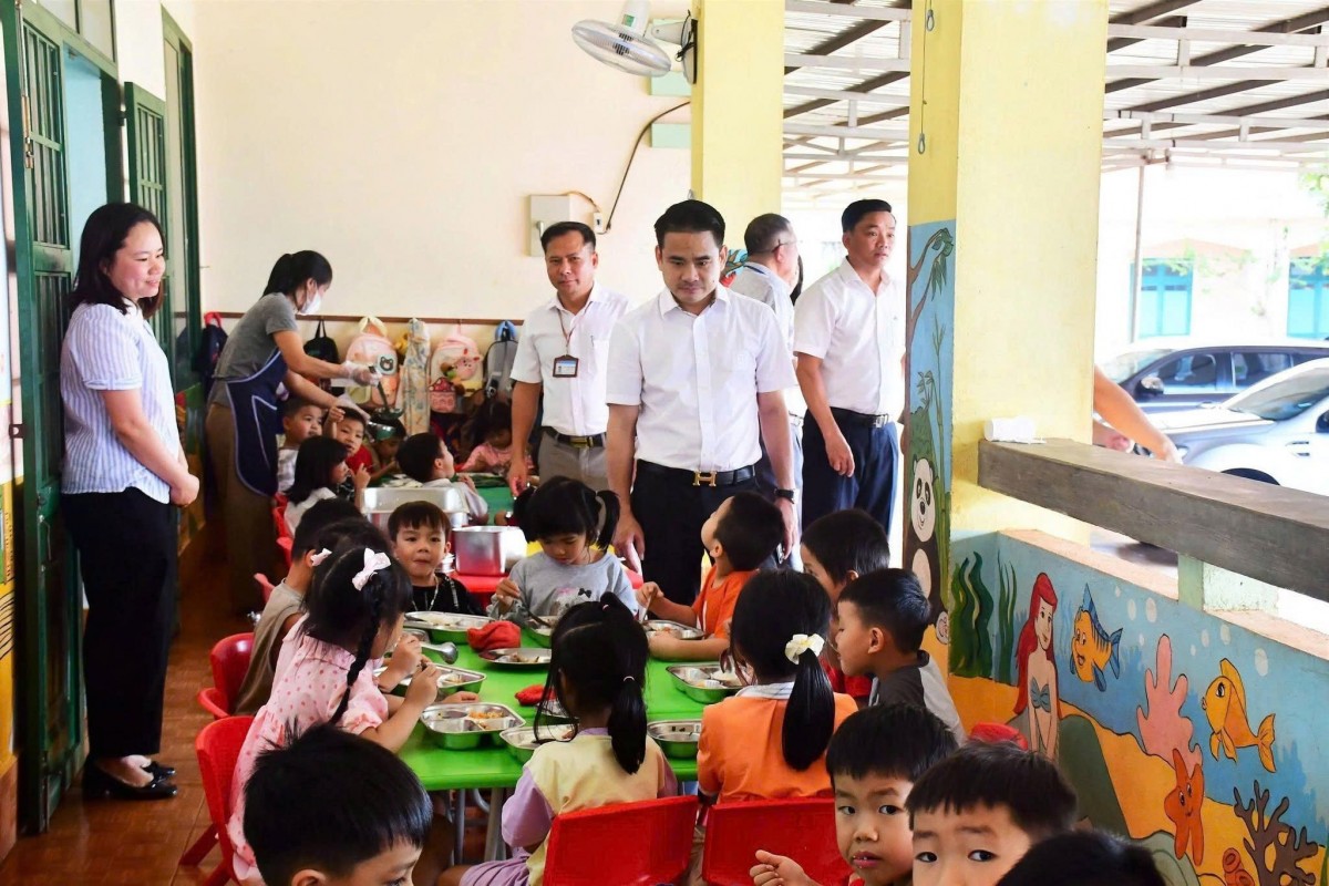 Lâm Đồng: Bí thư Đảng ủy xã Đức An kiểm tra công tác tổ chức bếp ăn bán trú tại Trường Mầm non Sơn Ca