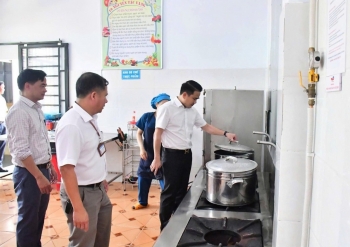 Lâm Đồng: Bí thư Đảng ủy xã Đức An kiểm tra công tác tổ chức bếp ăn bán trú tại Trường Mầm non Sơn Ca