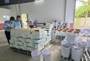 Vĩnh Long: Phát hiện 13,5 tấn thức ăn tôm bị gian lận hạn dùng