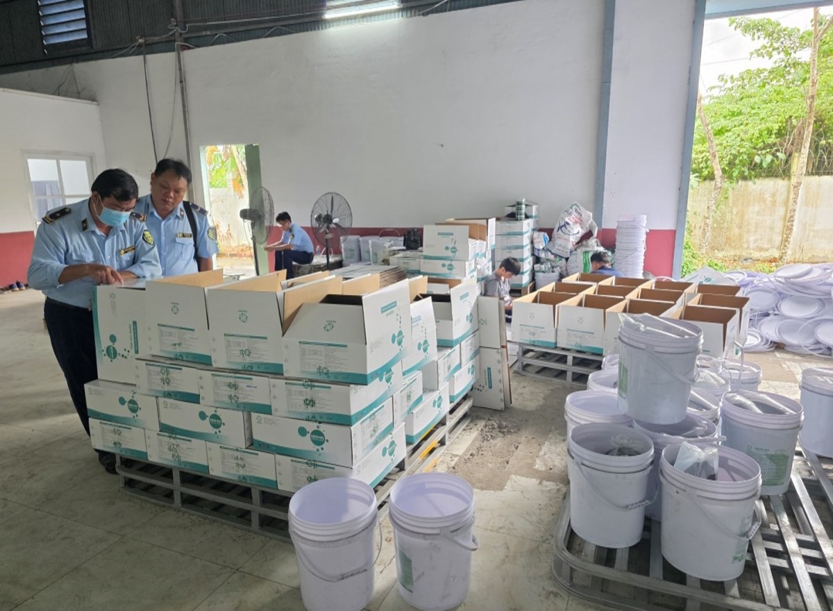Vĩnh Long: Phát hiện 13,5 tấn thức ăn tôm bị gian lận hạn dùng