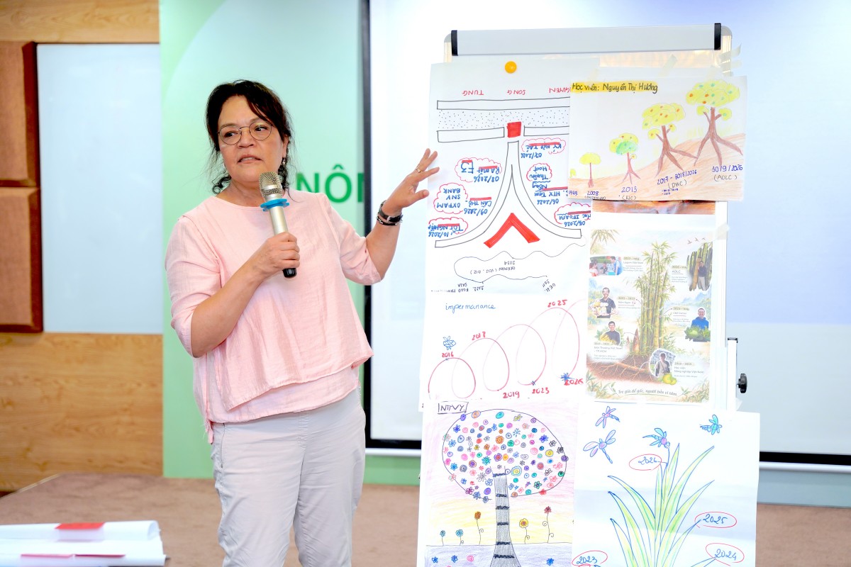 Bà Patricia Flores, đại diện IFOAM - Organics International, đánh giá và góp ý giúp học viên hoàn thiện các đề án phát triển, nâng cao khả năng triển khai trong thực tiễn.