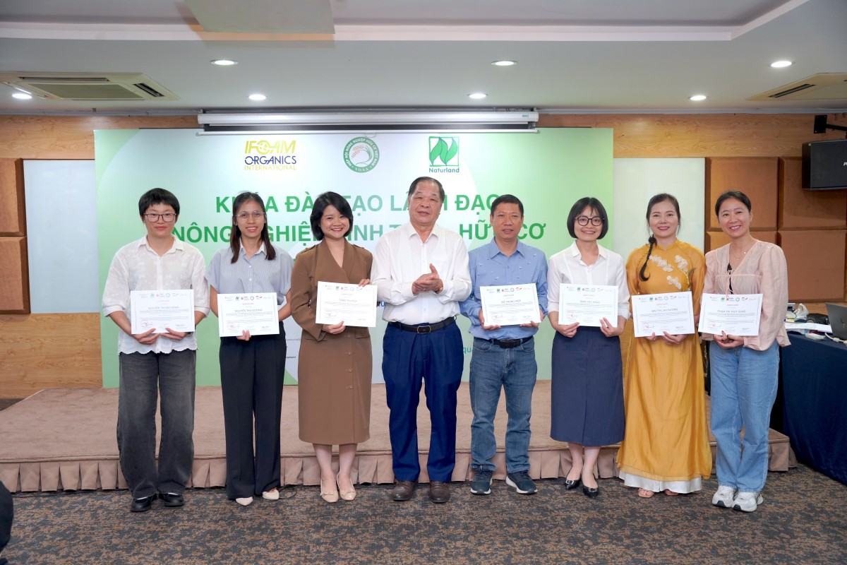 Các học viên nhận chứng nhận hoàn thành Khóa tập huấn Lãnh đạo Nông nghiệp Sinh thái và Hữu cơ năm 2026 sau quá trình học tập, trao đổi và thực hành từ tháng 5 đến tháng 9.