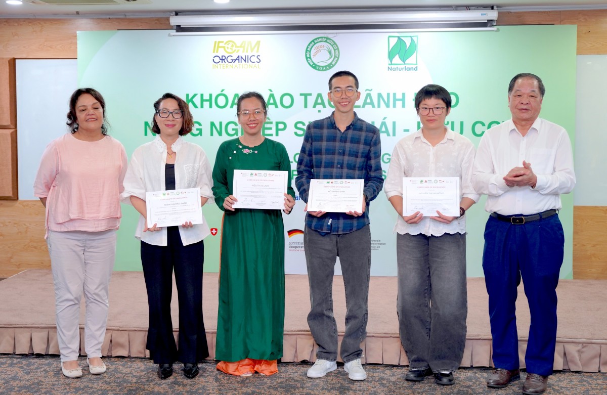 Ban tổ chức vinh danh bốn học viên có đề án phát triển xuất sắc qua đánh giá của tập thể lớp, đồng thời trao quà hỗ trợ từ VOAA và Naturland.