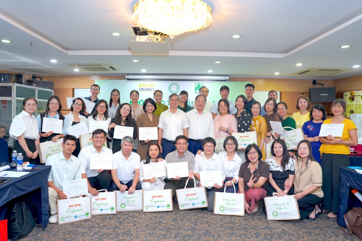 Các đại biểu, giảng viên và học viên chụp ảnh lưu niệm tại lễ bế mạc AOLC 2026, cùng gửi gắm quyết tâm tiếp tục kết nối và lan tỏa những giá trị nông nghiệp sinh thái, hữu cơ.
