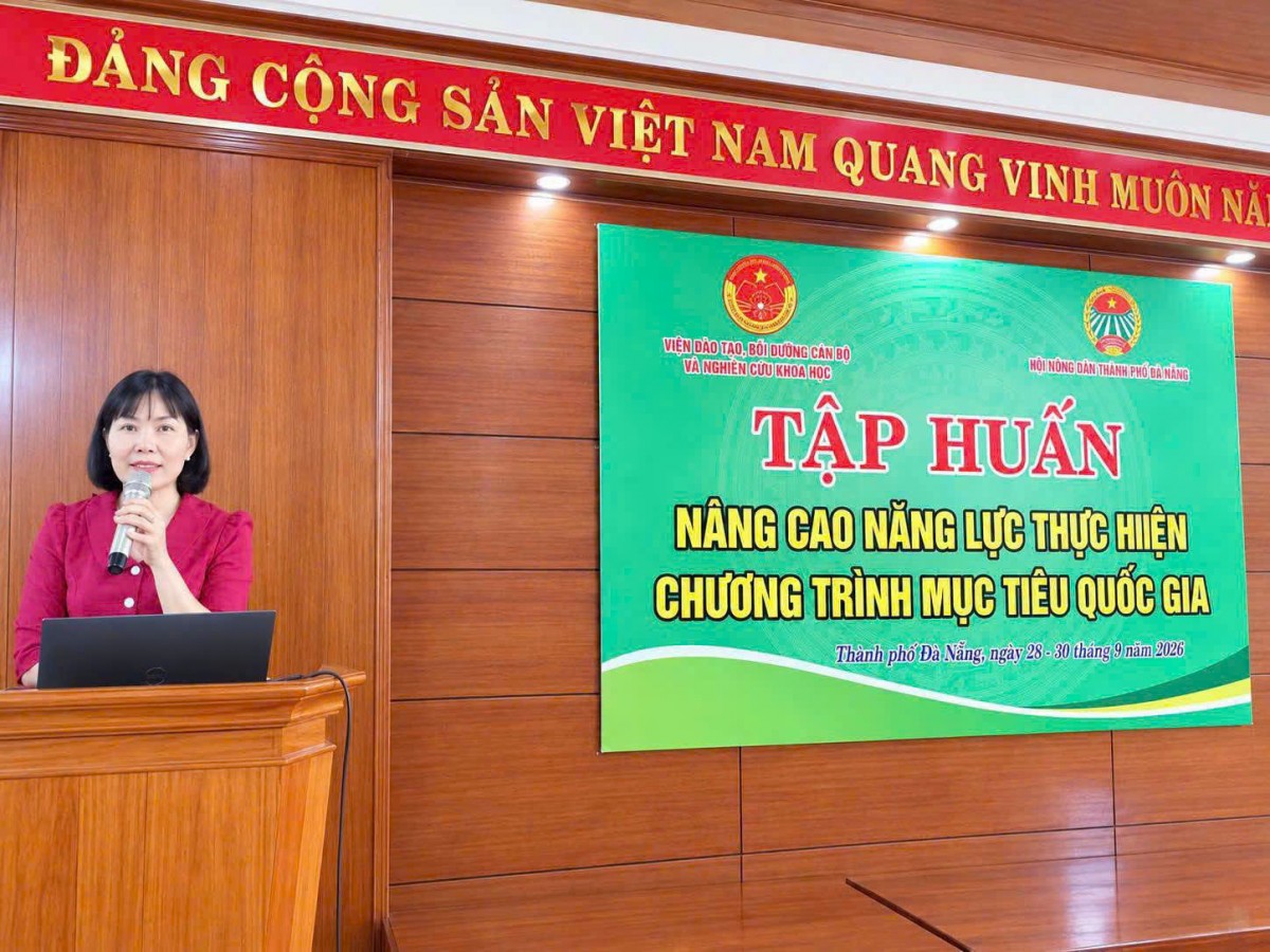 Bà Lê Thị Minh Tâm, Chủ tịch Hội Nông dân TP Đà Nẵng, chia sẻ nội dung tại lớp tập huấn.