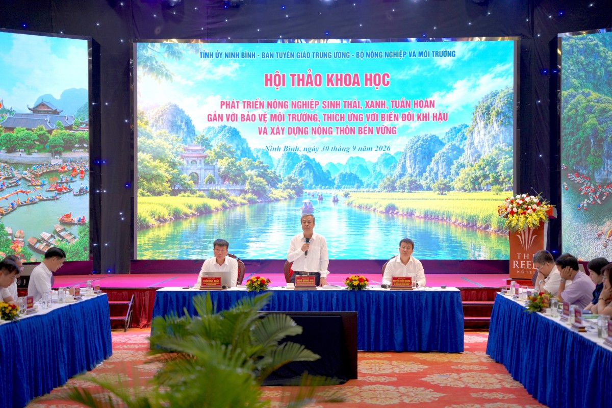 Các đồng chí chủ trì hội thảo: Ngô Đông Hải, Phó Trưởng ban Tuyên giáo Trung ương; Trần Huy Tuấn, Bí thư Tỉnh ủy Ninh Bình; Nguyễn Tuấn Quang, Cục trưởng Cục Biến đổi khí hậu, Bộ Nông nghiệp và Môi trường.