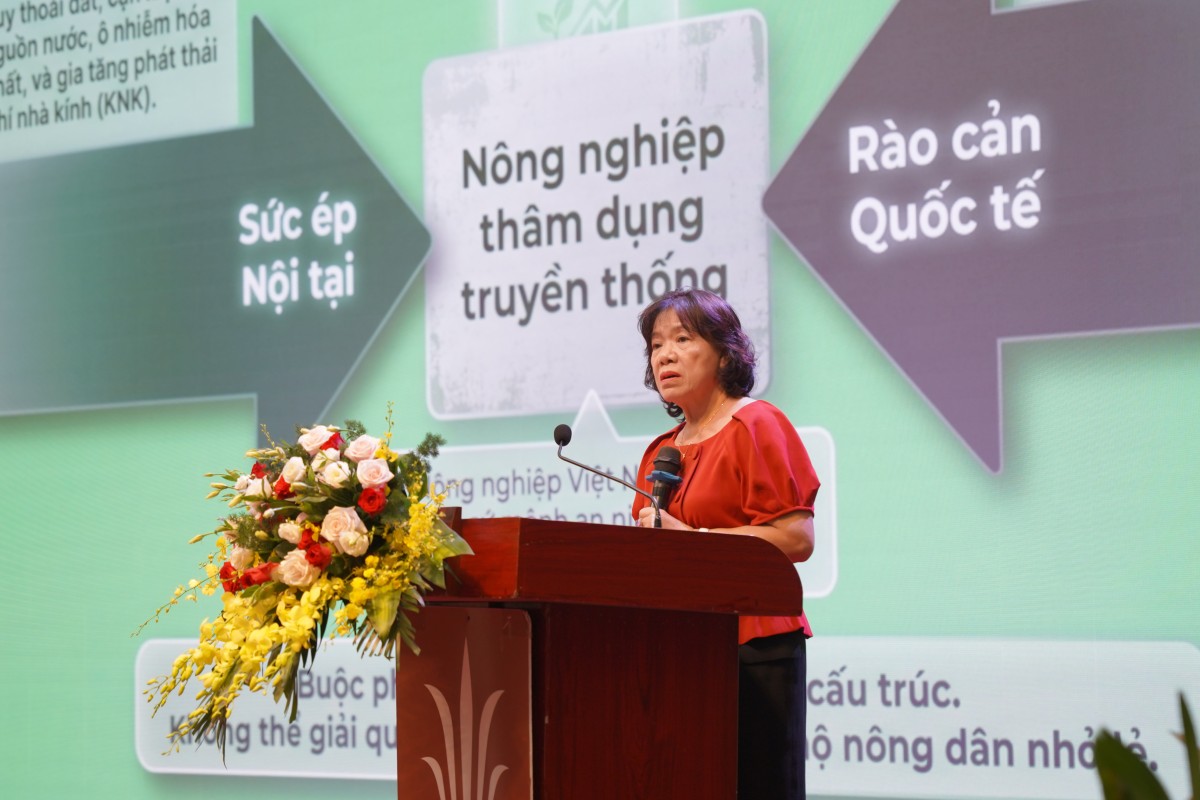 PGS.TS. Nguyễn Thị Xuân Thu, Phó Chủ tịch Hiệp hội Chuyển đổi Xanh Việt Nam, nhấn mạnh yêu cầu đo lường kết quả môi trường và chia sẻ lợi ích trong tổ chức chuỗi giá trị nông nghiệp xanh.