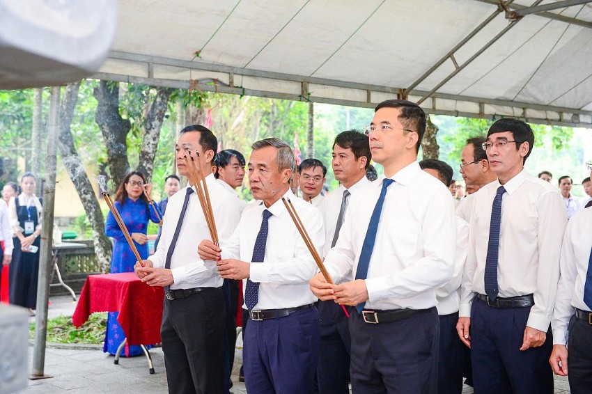 Các đại biểu dâng hương tại khu di tích quốc gia đặc biệt Lam Kinh.