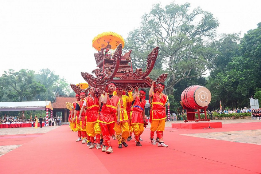 Nghi thức rước kiệu tại lễ hội Lam Kinh.