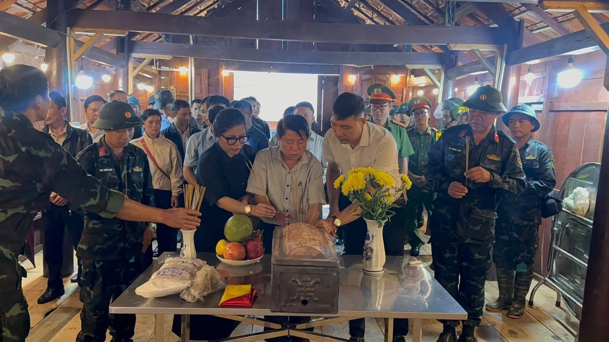 Công tác chuẩn bị đưa hài cốt liệt sĩ tìm thấy tại xã Măng Ri về an táng tại Nghĩa trang liệt sĩ Tu Mơ Rông được các đơn vị phối hợp thực hiện trang nghiêm, chu đáo.