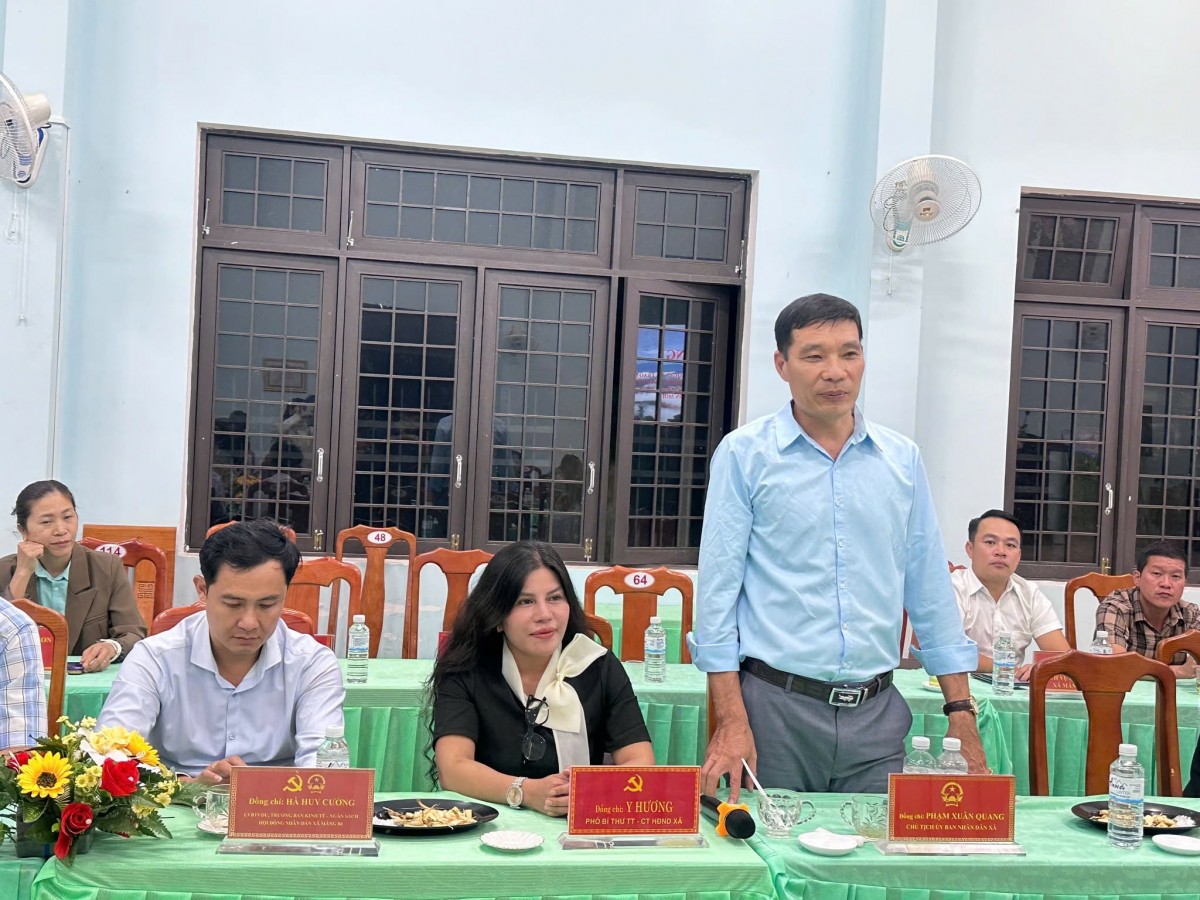 Ông Phạm Xuân Quang – Chủ tịch UBND xã Măng Ri phát biểu triển khai các giải pháp phát triển kinh tế - xã hội và nâng cao đời sống người dân trên địa bàn.