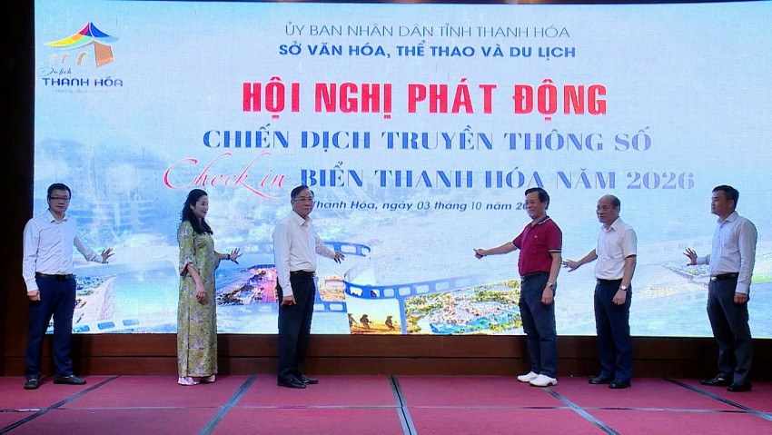 Đoàn đại biểu thực hiện nghi thức phát động Cuộc thi ảnh, video trải nghiệm du lịch biển Thanh Hóa năm 2026.