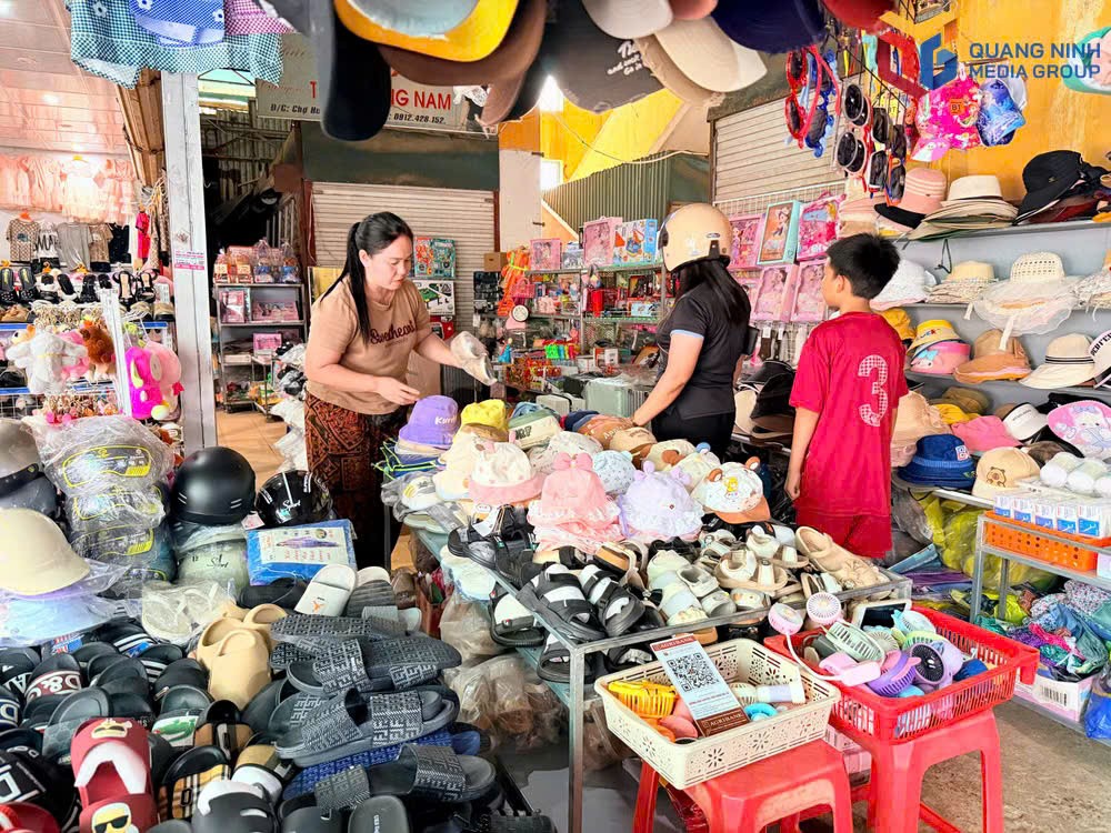 Người dân mua sắm tại chợ Đồng văn, xã Hoành Mô.
