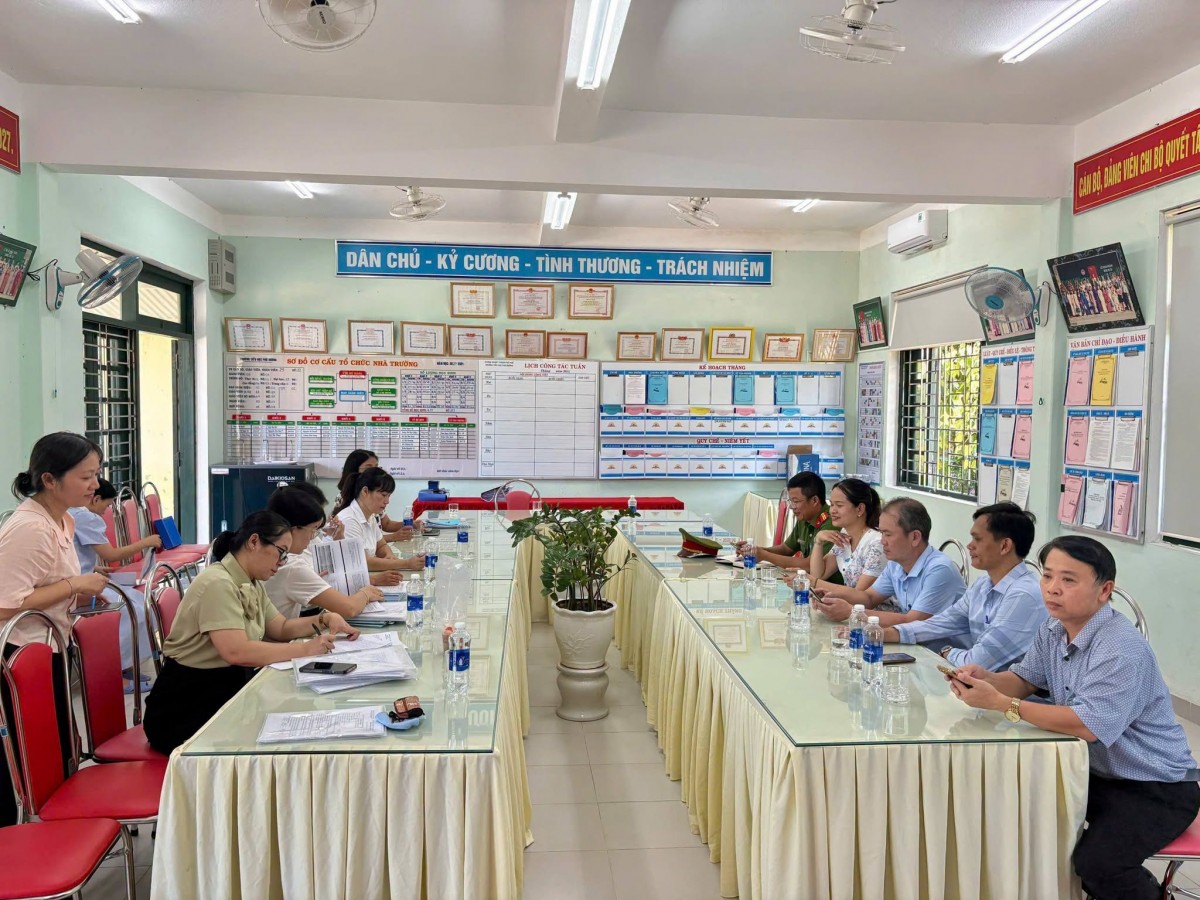 Dương Nỗ kiểm tra an toàn thực phẩm tại bếp ăn trường học