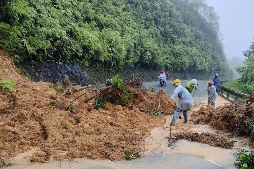 Tp. Huế: Mưa lớn tiếp diễn nhiều ngày - Cảnh báo nguy cơ lũ quét, sạt lở đất đá