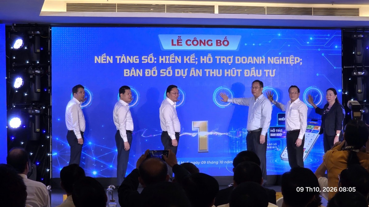 Lãnh đạo thành phố Huế tại lễ công bố, đưa vào khai thác ba nền tảng số, thúc đẩy chuyển đổi số, minh bạch thông tin và cải thiện môi trường đầu tư, hướng tới phát triển bền vững.