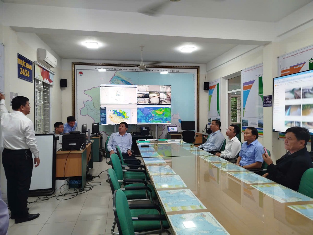 Huế mưa lớn cực đoan - Chủ động ứng phó mưa lũ, bảo vệ an toàn tính mạng người dân
