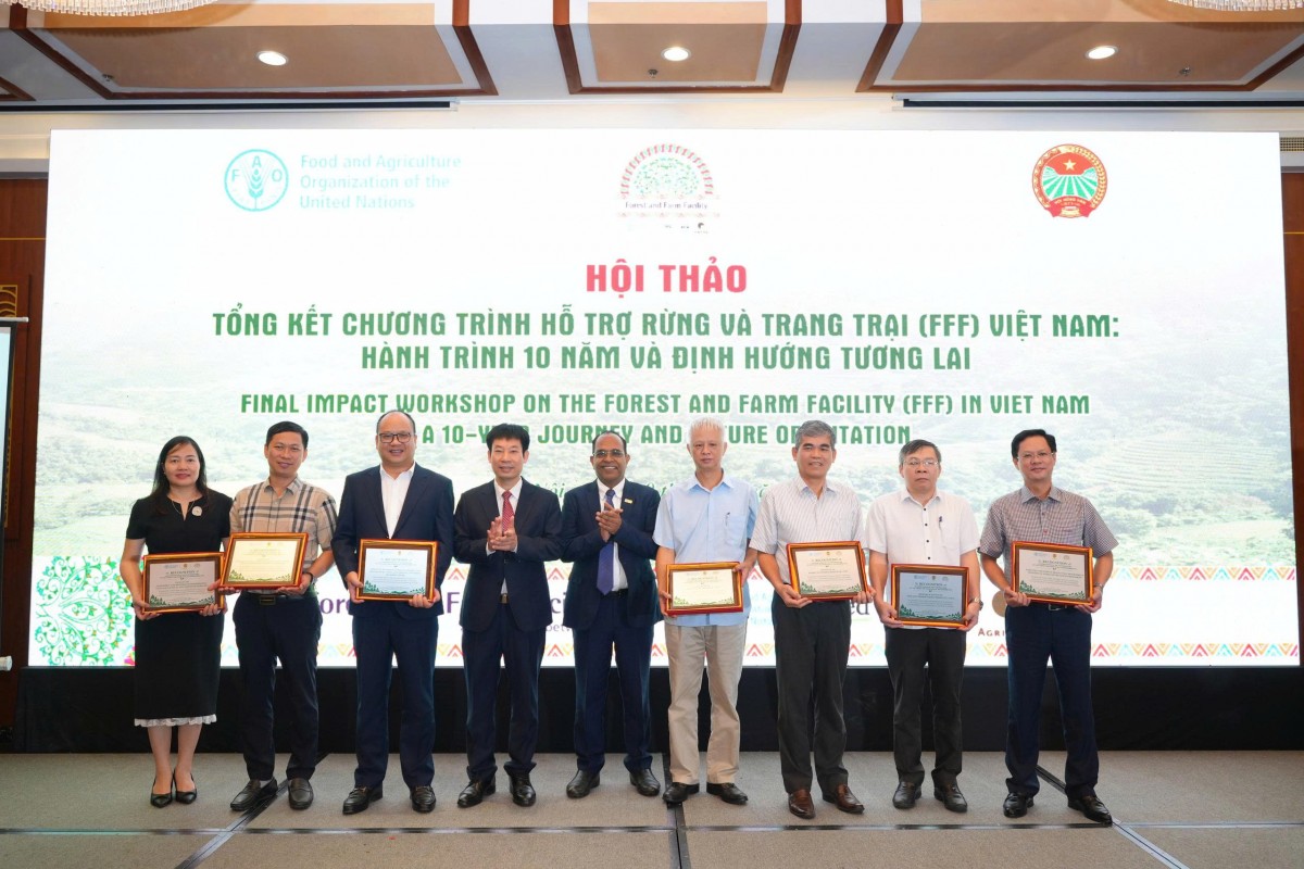 Ông Nguyễn Xuân Định – Phó Chủ tịch Ban Chấp hành Trung ương Hội Nông dân Việt Nam; ông Vinod Ahuja, Trưởng đại diện FAO tại Việt Nam tri ân các cá nhân, tập thể đóng góp vào thành công của Chương trình FFF. Ảnh: Quang Lịch.
