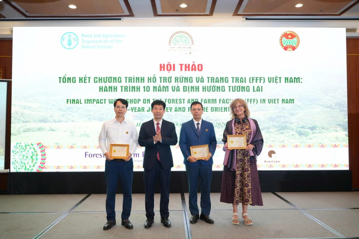 Ông Nguyễn Xuân Định trao Kỷ niệm chương Vì giai cấp Nông dân Việt Nam cho bà Sophie Grouwels.