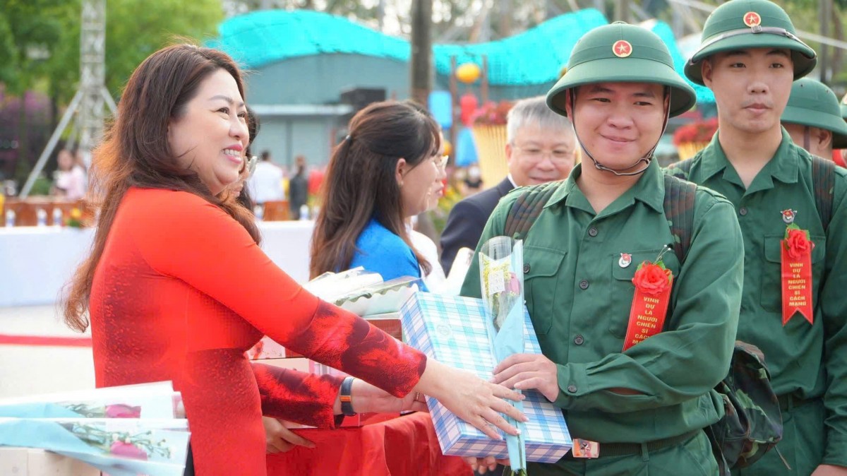 Đồng chí Nguyễn Thị Thu Lan, Ủy viên Ban Thường vụ Thành ủy, Phó Chủ tịch Thường trực Ủy ban MTTQ Việt Nam TP Đà Nẵng, động viên thanh niên lên đường nhập ngũ.