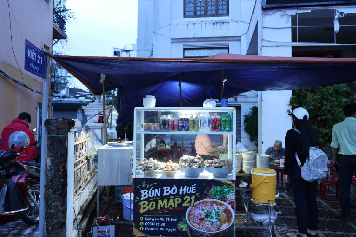 Tp. Huế lập biên bản xử lý một quán bún bò vi phạm về an toàn thực phẩm