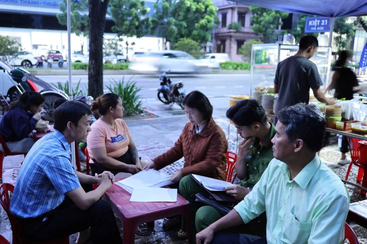 Tp. Huế lập biên bản xử lý một quán bún bò vi phạm về an toàn thực phẩm