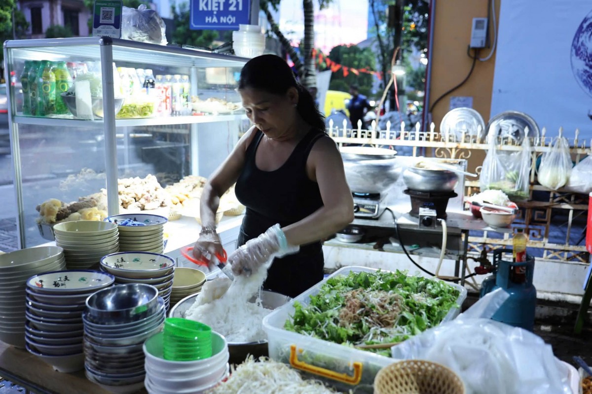 Tp. Huế lập biên bản xử lý một quán bún bò vi phạm về an toàn thực phẩm