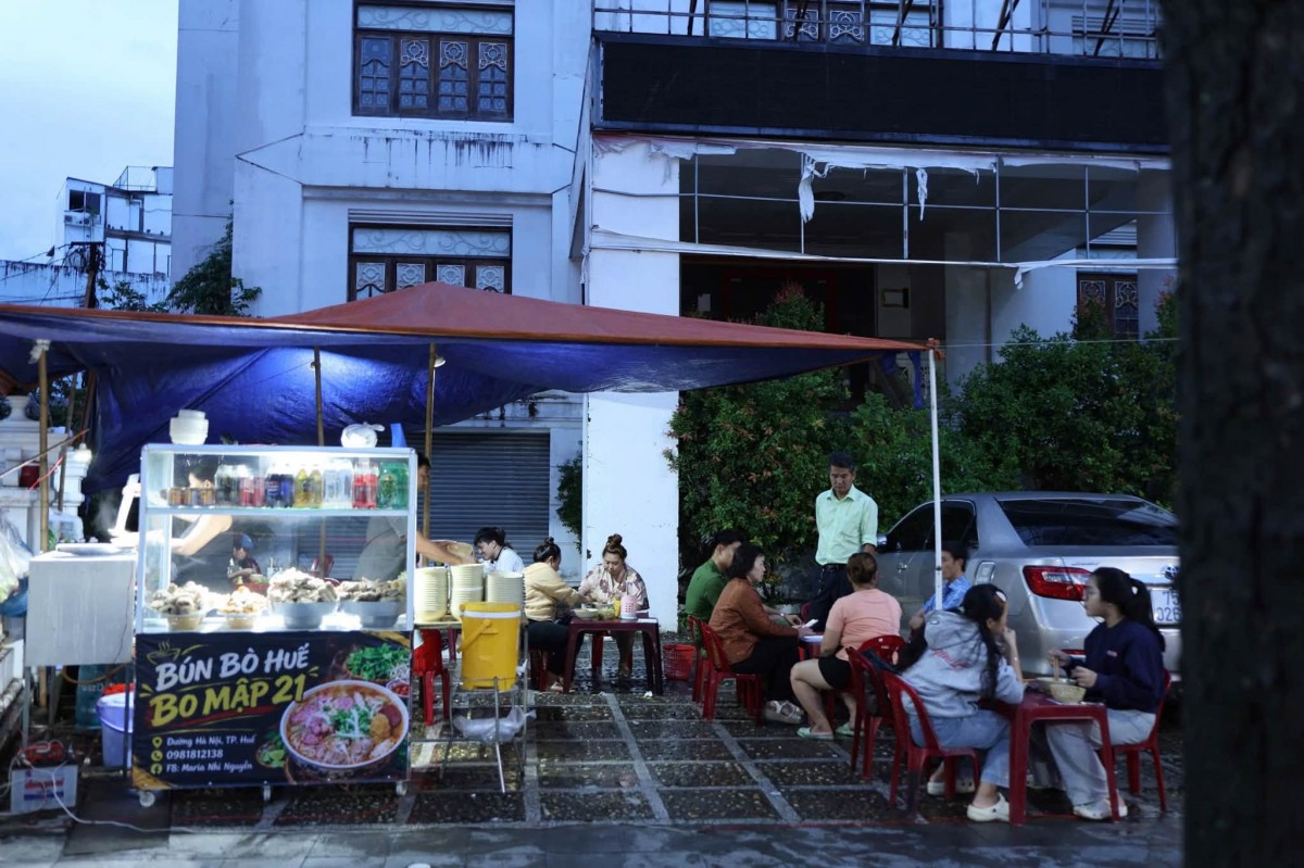 Tp. Huế lập biên bản xử lý một quán bún bò vi phạm về an toàn thực phẩm