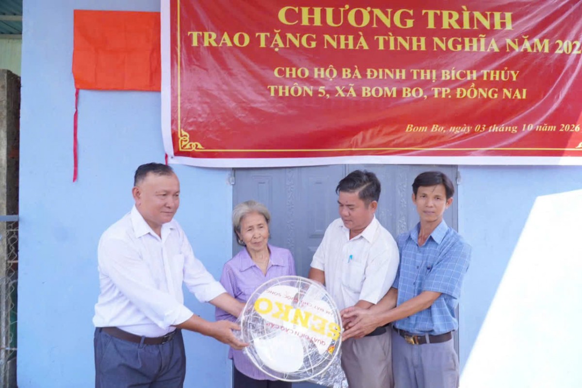 Đồng Nai: Xã Bom Bo trao mái ấm nghĩa tình cho gia đình vợ liệt sĩ