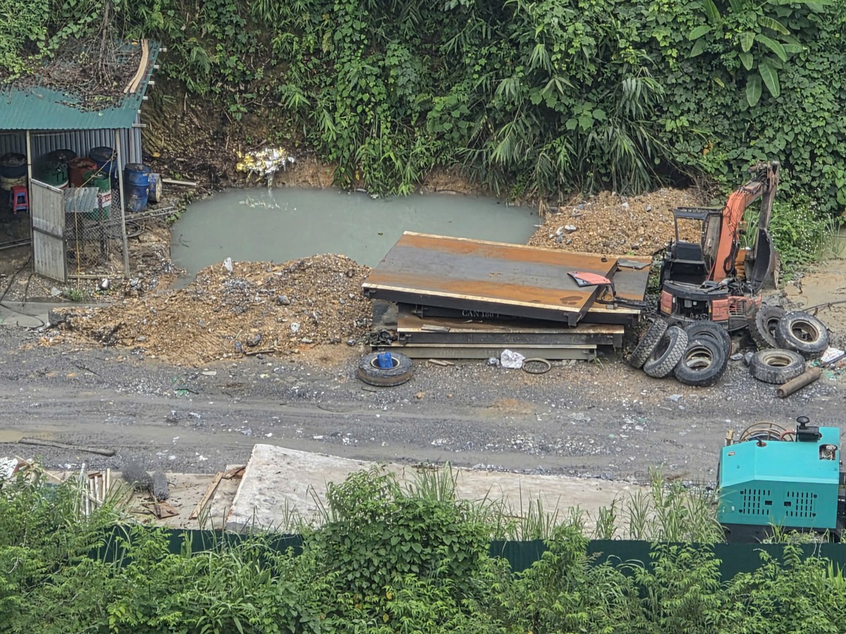 Bãi đá thải mỏ Núi Dùm: Người dân lo ảnh hưởng đất canh tác, nguồn nước